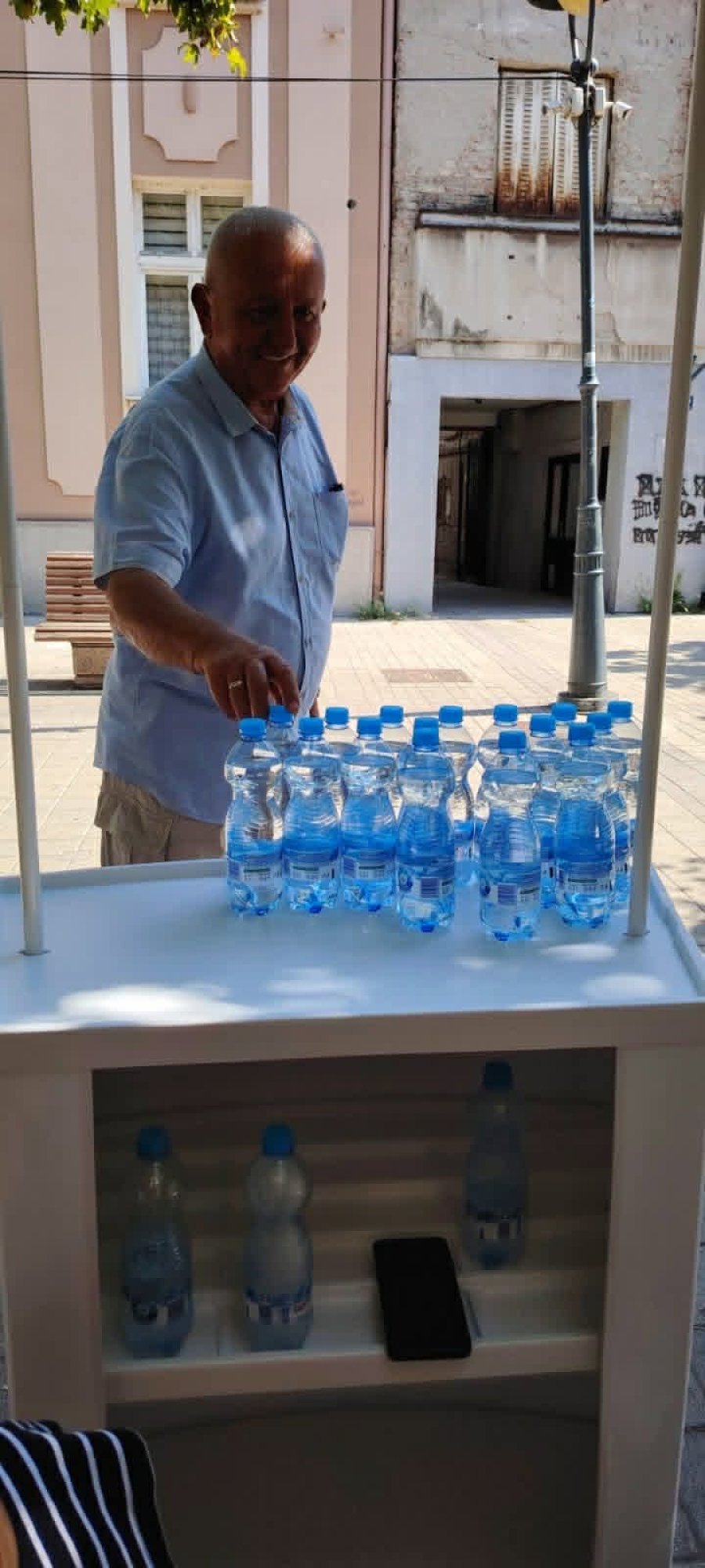 И данас делимо флаширану воду суграђанима