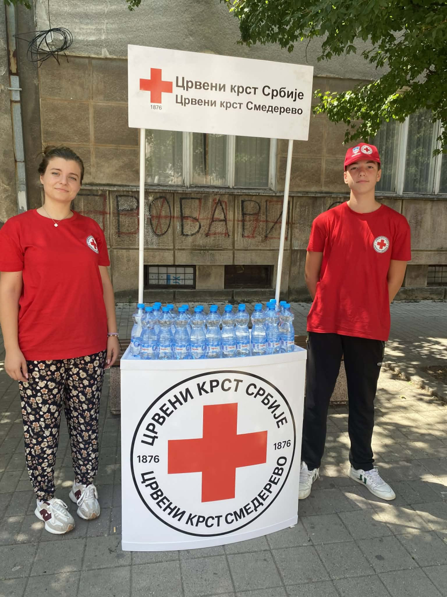 Акција дељења флаширане воде суграђанима